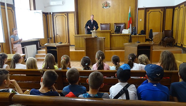 Децата се разходиха из Съдебната палата и проведоха среща със съдия Велизар Бойчев