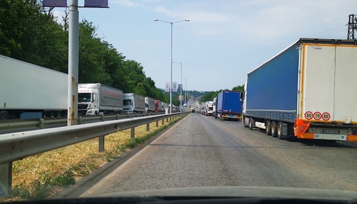 Трафикът е интензивен на граничните пунктове "Дунав мост-Русе", "Дунав мост-Видин" ,"Никопол" и "Кардам" за товарни автомобили в двете посоки