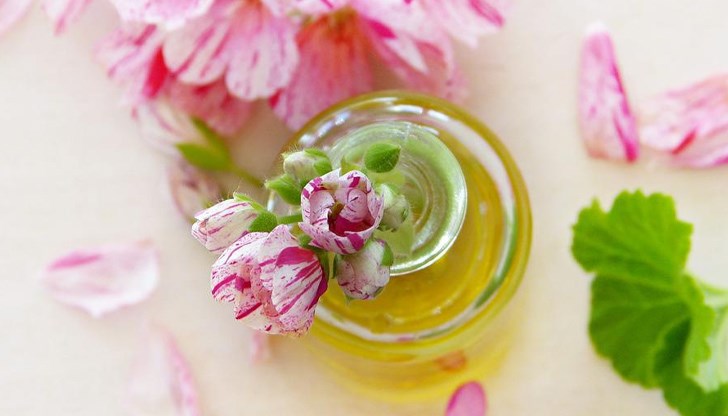 Маслото се използва не само за козметична грижа за кожата, но и за лечение на кожни заболявания Маслото се използва не само за козметична грижа за кожата, но и за лечение на кожни заболявания