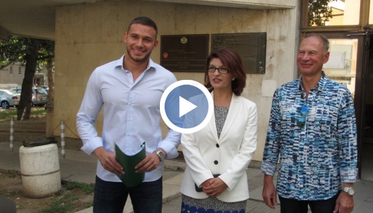 Председателят на парламентарната група на ГЕРБ-СДС в 47-ия парламент Десислава Атанасова, областният координатор на ГЕРБ Георги Кръстев и общинският председател на ГЕРБ Бедрос Пехливанян регистрираха листата на ГЕРБ-СДС за 19 МИР-Русе