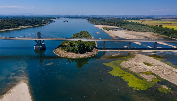 Лесно ще познаете кадрите от реката днес - снимана от ниско и от птичи поглед
