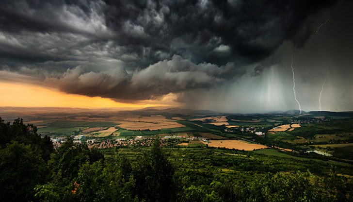 В неделя над Западна и Централна България ще се развива купесто-дъждовна облачност с краткотрайни валежи, гръмотевични бури, възможни са и градушки