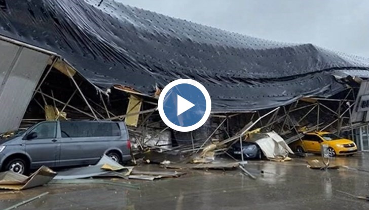 Силната буря в града предизвика големи наводнения