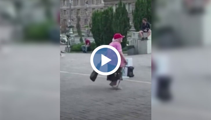 На шапката на жената пише „Да направим Украйна велика отново”