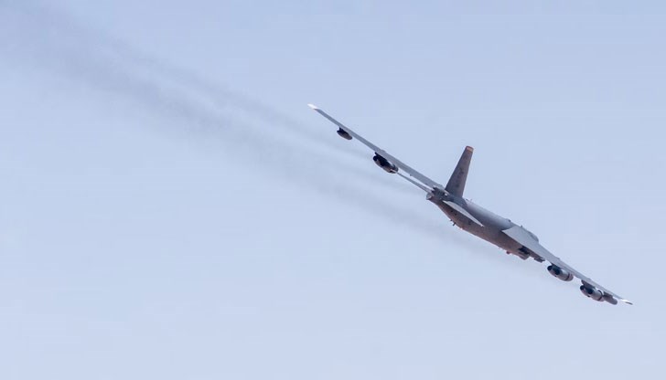 B-52H Stratofortress е тежък бомбардировач с голям обсег на действие, способен да изстрелва най-широкия набор от оръжия в инвентара на САЩ B-52H Stratofortress е тежък бомбардировач с голям обсег на действие, способен да изстрелва най-широкия набор от оръжия в инвентара на САЩ