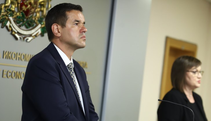 България не е изнасяла и не изнася оръжие с директен получател Украйна, каза служебният министър на икономиката