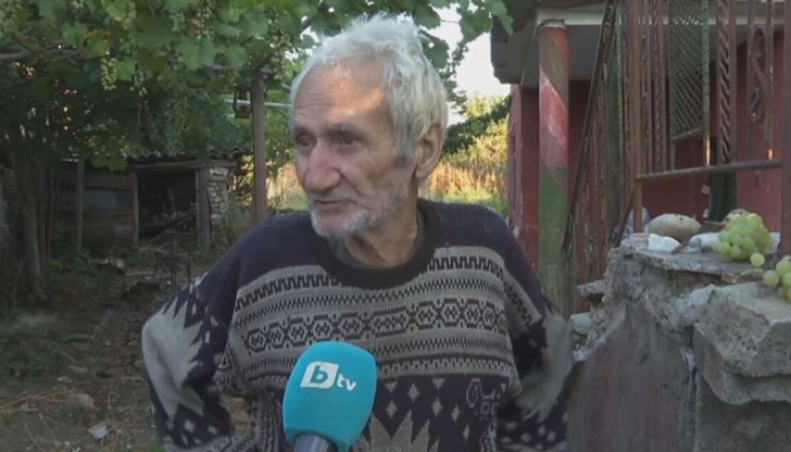 Жителите на селото събират пари, за да възстановят пенсията на Петър Петров и така да му помогнат да преживее месеца