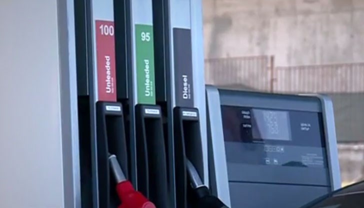 Голяма част от бензиностанциите в страната продават безоловния бензин на цена 2 евро и дори малко по-евтино