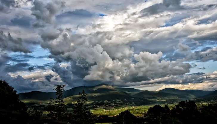 Над планините още преди обяд ще започне да се развива купеста и купесто-дъждовна облачност Над планините още преди обяд ще започне да се развива купеста и купесто-дъждовна облачност