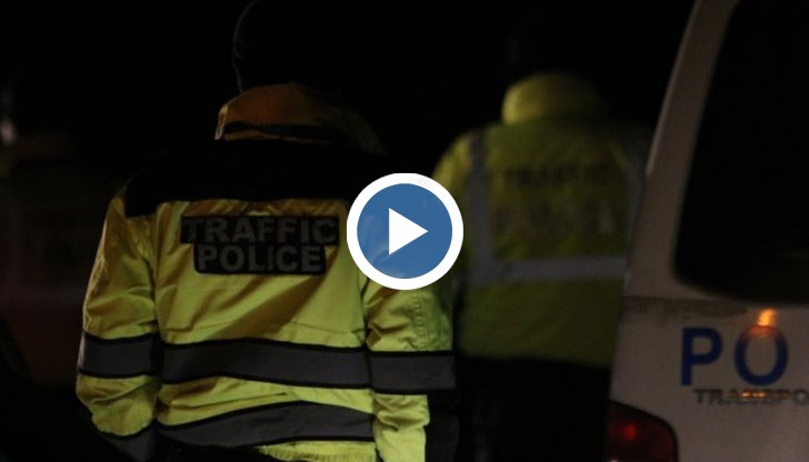 В следствие на удара са паднали ел. кабели върху движещата се зад него цистерна с фолиева киселина, която аварирала