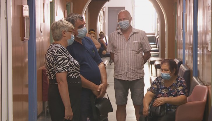 Въпреки това, в автобусите от градския транспорт не всички пътници са със маски Въпреки това, в автобусите от градския транспорт не всички пътници са със маски