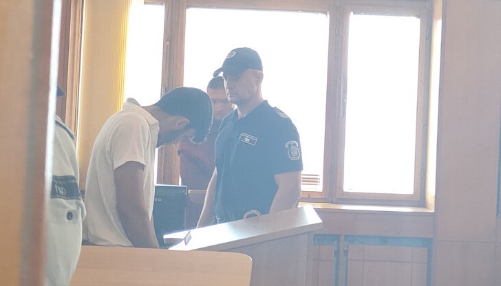 15-годишният младеж е шофирал автобуса, убил двама полицаи 15-годишният младеж е шофирал автобуса, убил двама полицаи