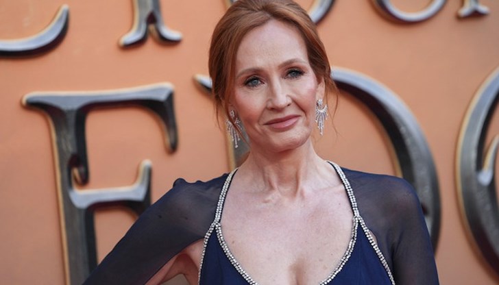 Авторката на романите за Хари Потър написа в социалната мрежа, че се почувствала много зле, след като научила за нападението срещу Салман Рушди