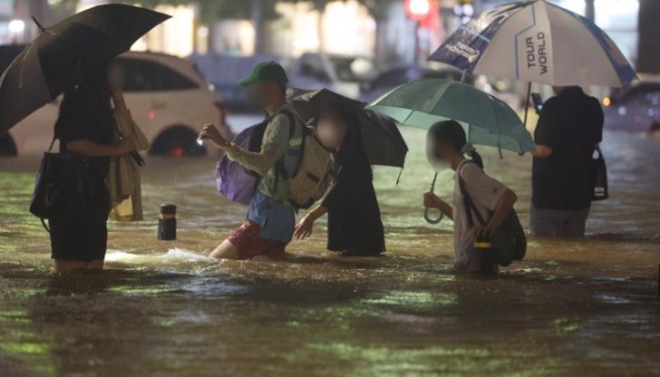 Улиците на Южнокорейската столица потънаха във вода