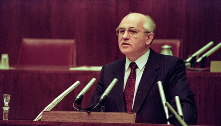 Изданията публикуват некролози, биографични материали и коментари за дейността на Михаил Горбачов