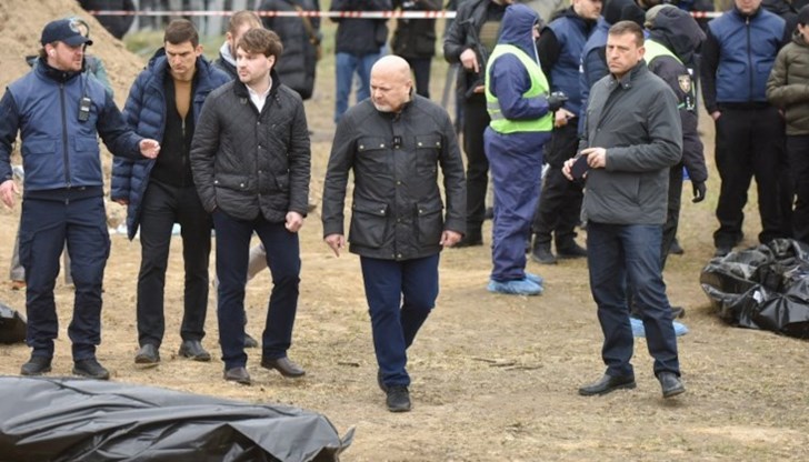 Прокурорът Карим Кан в Буча, Украйна, април 2022 г