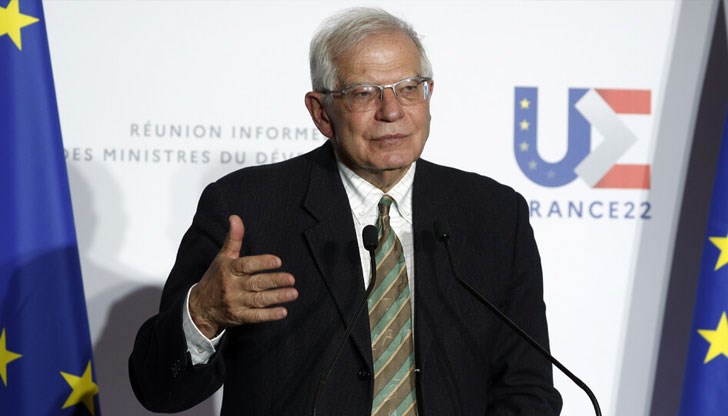 Въпреки това според него е правилно да се въведе по-селективен подход при издаването на визи