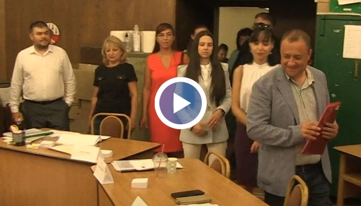 Листата с кандидати за народни представители е от 16 души от различни професии