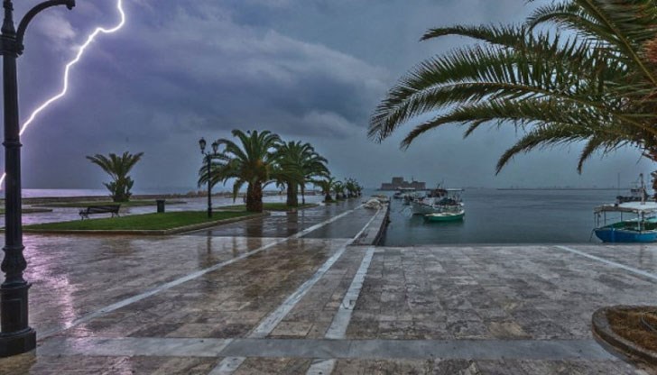 Интензивен дъжд превърна улици на Халкидическия полуостров в реки