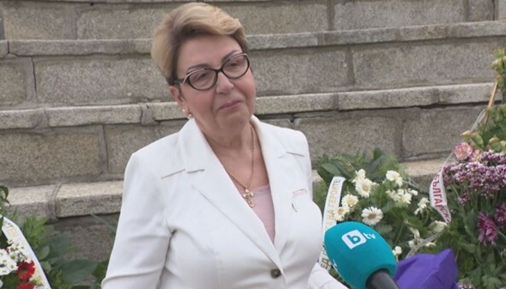 Ден след официалните чествания на Шипченската епопея тя се качи на Шипка, за да отбележи годишнината Ден след официалните чествания на Шипченската епопея тя се качи на Шипка, за да отбележи годишнината