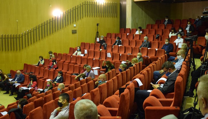 Нека дадем думата на гражданите и експертите, а да оставим политиканстването на заден план! Нека дадем думата на гражданите и експертите, а да оставим политиканстването на заден план!