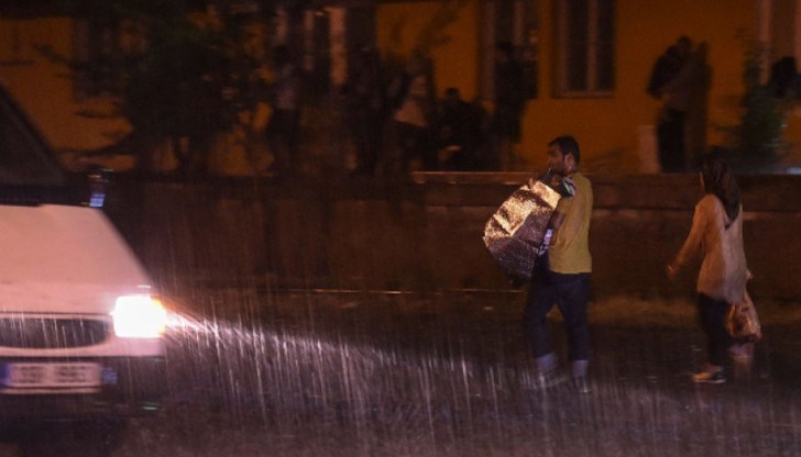 Стихията е наводнила улици, подлези, къщи и дворове