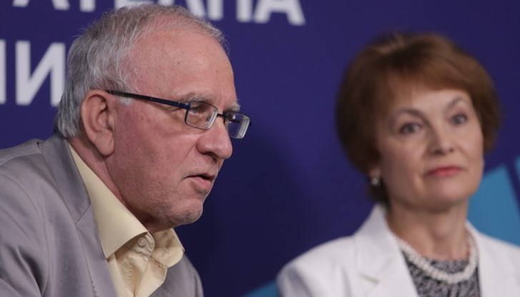 Но всички партии от едната коалиция могат да се прехвърлят в другата, обясни Цветозар Томов Но всички партии от едната коалиция могат да се прехвърлят в другата, обясни Цветозар Томов