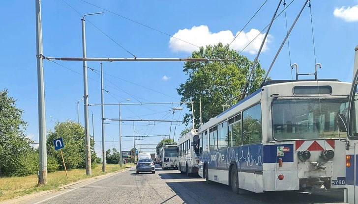 Тролейбуси останаха блокирани на булевард "България", от Община Русе се извиняват