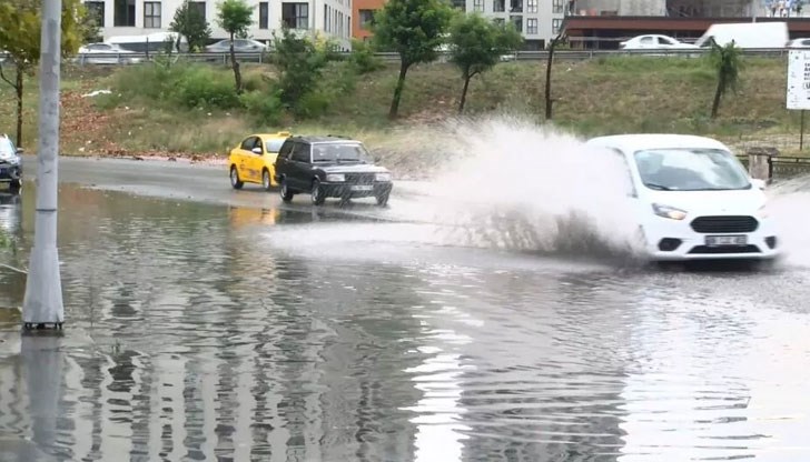 Наводнени са офиси и приземни етажи, автомобили са останали блокирани