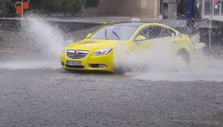 Силна буря наводни почти всички улици и тротоари в Пазарджик