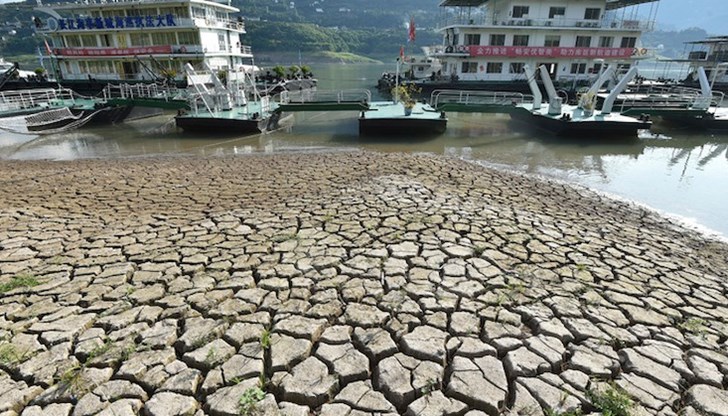 Китай се мъчи да се справи със сушата и спиранията на тока, предизвикани от рекордните горещини