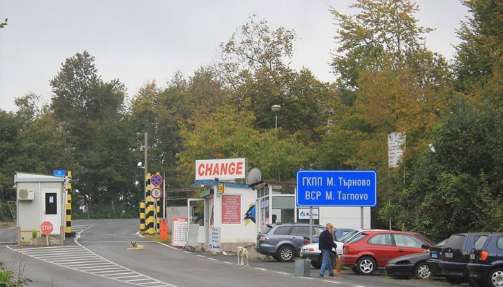 Автомобили и автобуси паркират в безпорядък и си запречват пътя