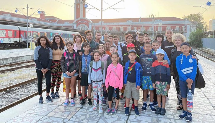 Повече от 30 деца и техните ръководители пътуваха с влак от Роман до Варна