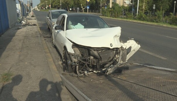 Два автомобила се удариха тази нощ на кръстовище край Международния панаир в Пловдив и разрушиха напълно спирка на градския транспорт
