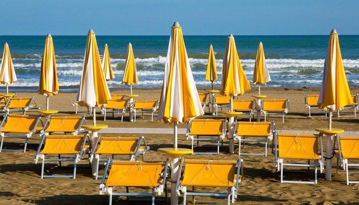 Чадърът на Тами Перот е бил отнесен от вятъра, когато тя е била на плажа Чадърът на Тами Перот е бил отнесен от вятъра, когато тя е била на плажа