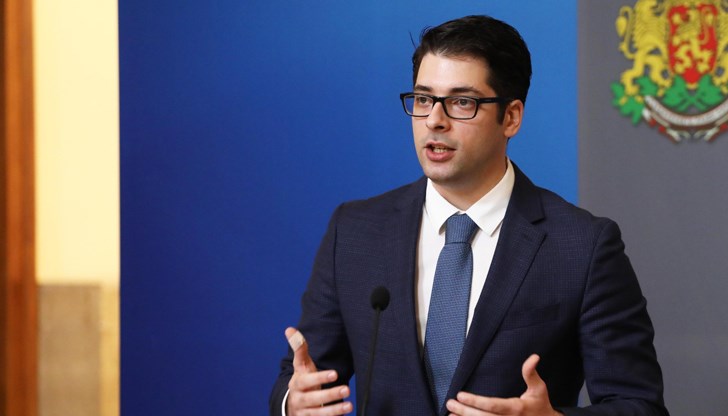 Ще работим усилено, с компетентност и грижа за хората, за да гарантираме, че България ще премине през поредните турбуленции Ще работим усилено, с компетентност и грижа за хората, за да гарантираме, че България ще премине през поредните турбуленции