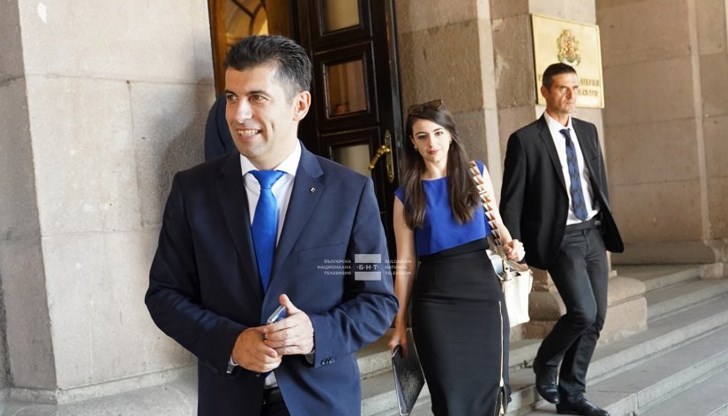 Кирил Петков предаде властта на новия служебен кабинет