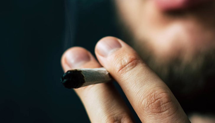 Полицаите намерили кутия от цигари с тревна маса Полицаите намерили кутия от цигари с тревна маса