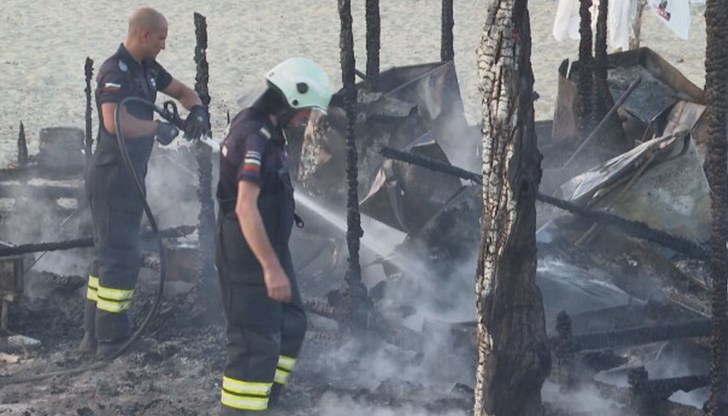 Според командира на пожарната в Приморско Петър Иванов пламъците тръгват от забравен фритюрник