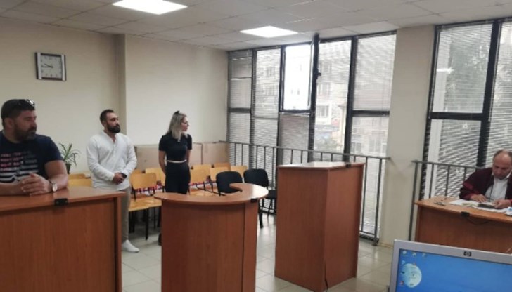 Семейството, което души лекарка от спешната помощ в Шумен, докато преглежда детето им, получи условна присъда