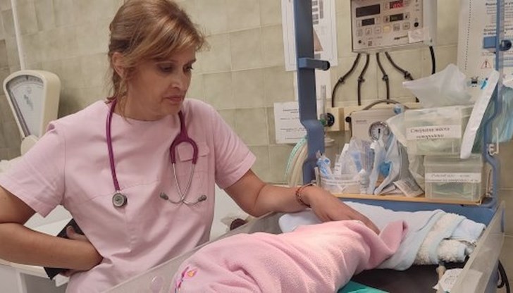 Малката Антония е недоносена и тежи 2200 грама, настанена е в УМБАЛ - Бургас