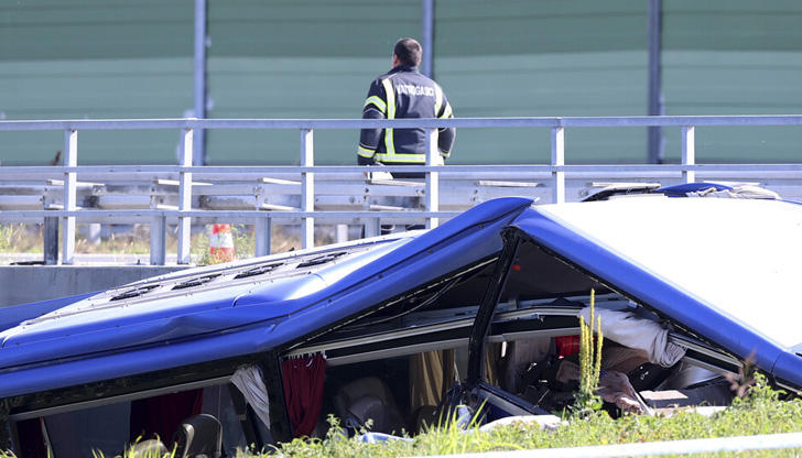 Дванадесет души загинаха и над 40 са ранени при катастрофа