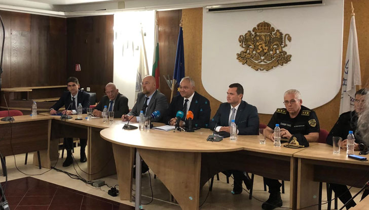 Той поясни, че ще бъдат създадени буферни паркинги за камионитеВътрешният