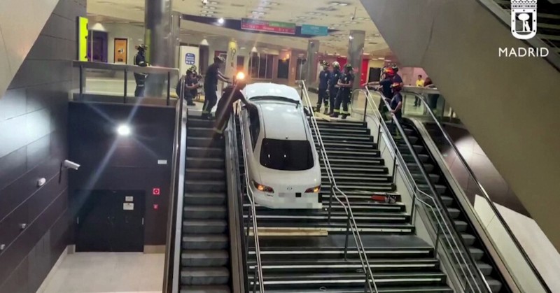 Шофьорът на колата е задържан и откаран в болницаИспански пожарникари