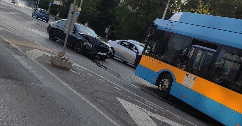 Челна катастрофа стана преди минути на площад "Ручей" в столицатаБлъснали