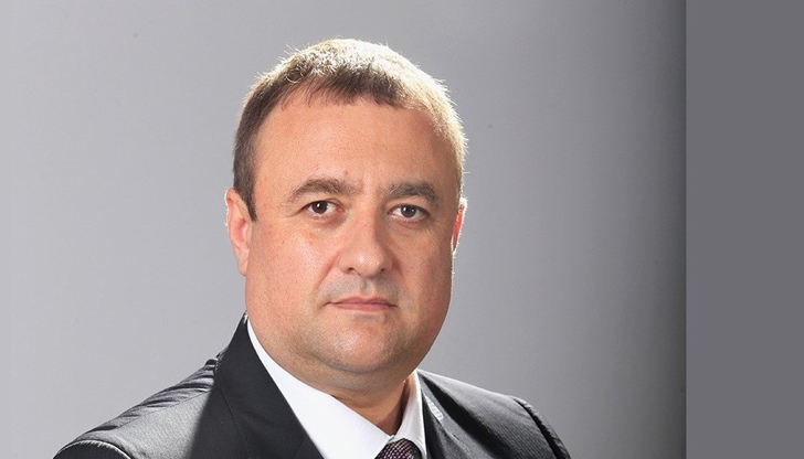 Пуснаха парашутист за водач на червената листа в РусеОбластният съвет