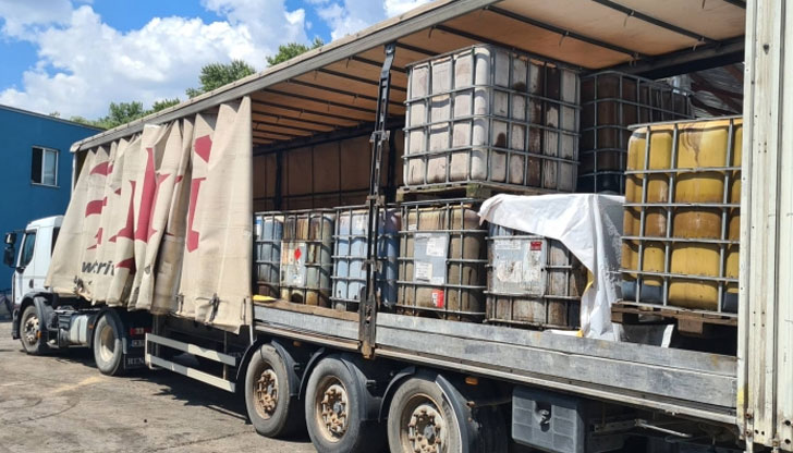 Контейнери са с нарушена цялост и изтичане на съдържащата се