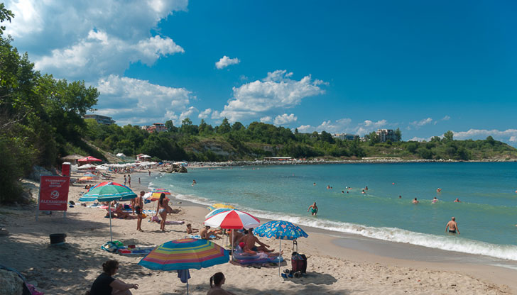 Част от централния плаж на Царево е отцепен заради сигнал