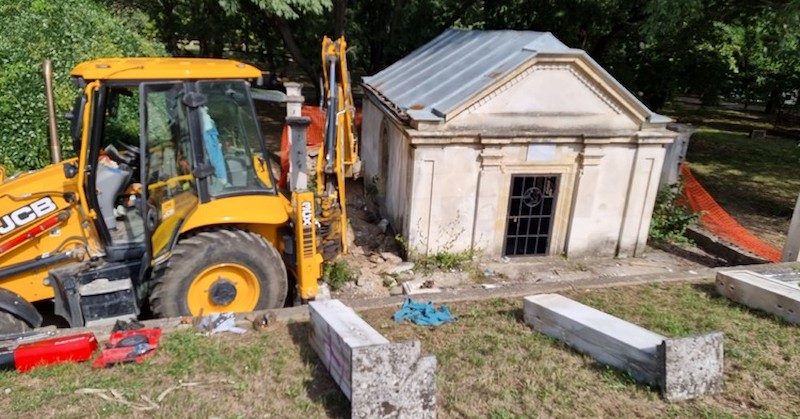 Група русенци реставрират гробницата на Захари Стоянов със собствени средстваТя се намира