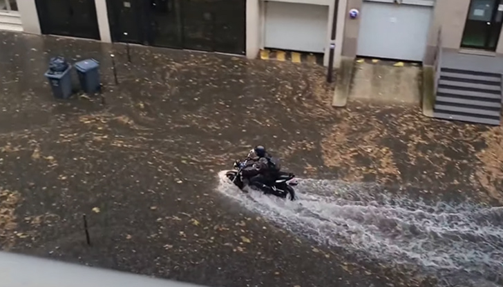 Дъждът наводни метростанции в Париж и река Сена излезе от